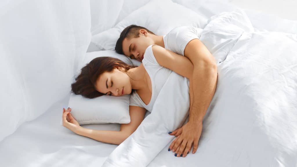 מיטה זוגית מתכווננת עם מזרן בהתאמה אישית לכל צד בנפרד - מחברת LAYLUX